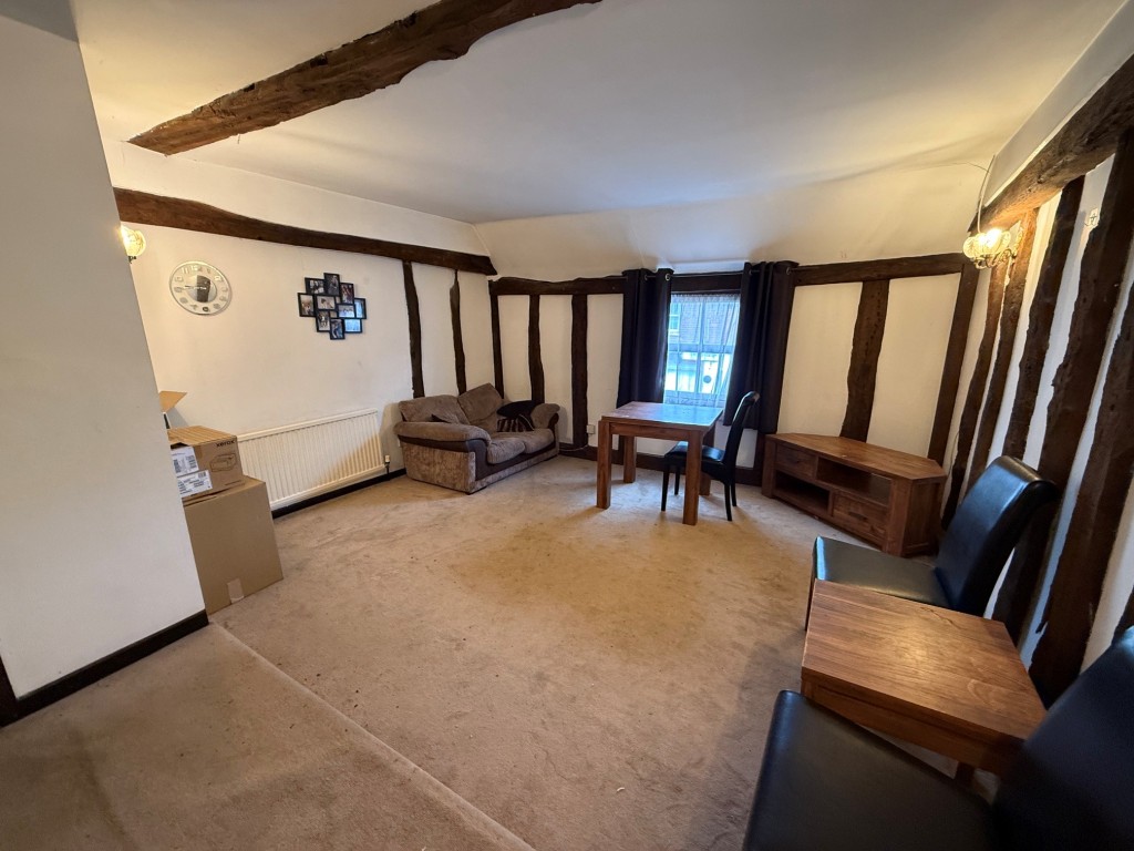 Lot: 69 - RESTAURANT PREMISES IN MALDON HIGH STREET WITH TWO BEDROOM FLAT ABOVE - Flat living room with window to front and exposed beams